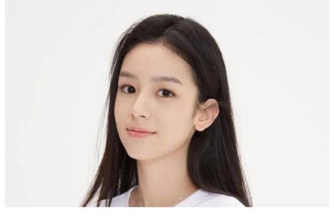 周也花6元拍的证件照清俊靓丽自称省钱小能手