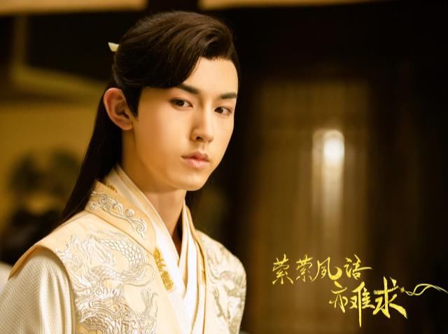 剧中,郭俊辰出演的是一个非常完美的男人,跟之前在青春剧中出演的高冷