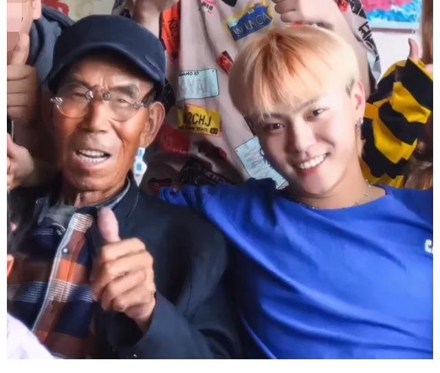 75岁独自抚养年幼孙女感化王晨正尚成苍老人的故事引人泪目