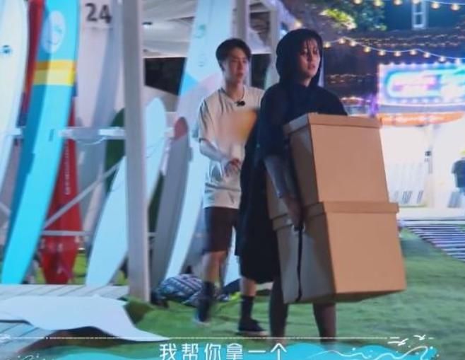 乔欣独自收拾节目场地时,有谁留意王一博说了啥?情商高低一目了然