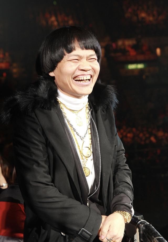 66岁绿叶八两金常驻内地转型做老板，携25岁儿子四处登台月入50万