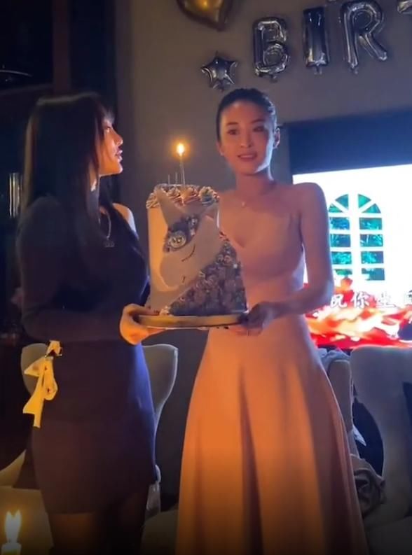 李小璐为好闺蜜庆生，暖心为闺蜜捧蛋糕，闺蜜意外撞脸马苏