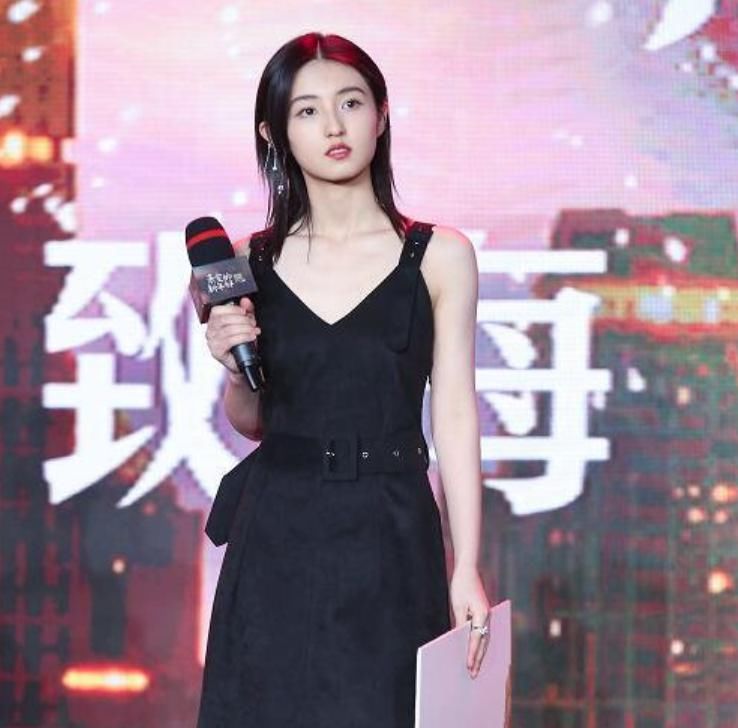 张子枫北电班级大合照，我却注意其他四位小明星，这个班藏龙卧虎