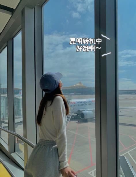 张子萱秀机场美照，踩着座椅凹造型，一个举动让她避免了争议