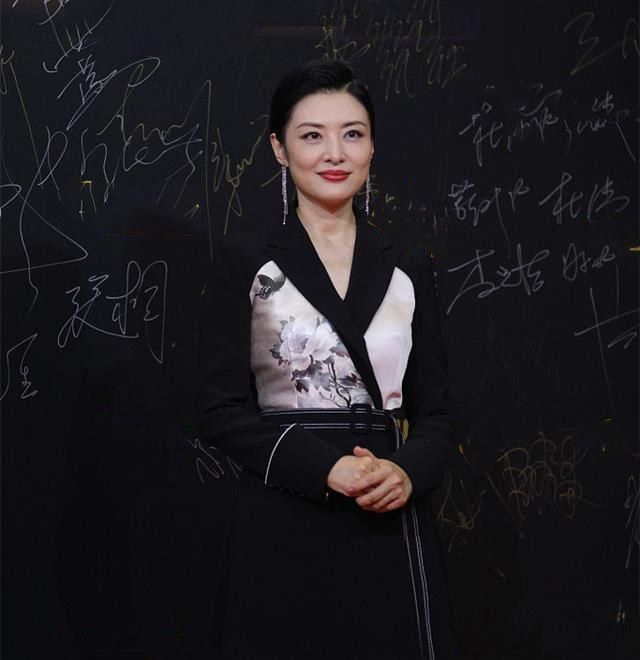 52岁周涛才是仙女本仙!一袭薄纱仙女裙惊艳全场,一打扮赢过女明星