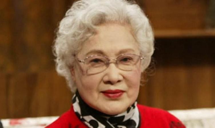 快100岁了还在演电影，可以说是国内最老的女演员，丈夫儿子都已经去世