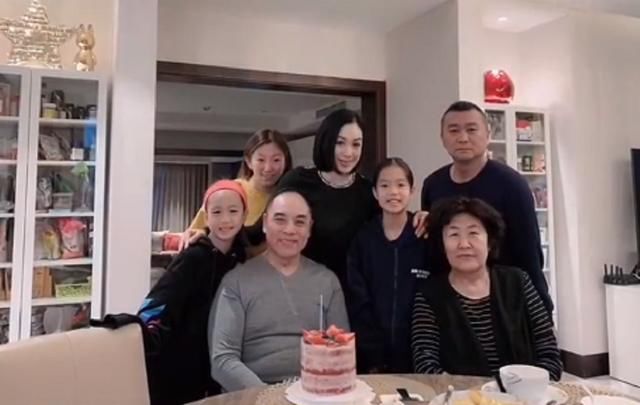 钟丽缇备孕两年终无果，带三个女儿为继奶奶庆生，一家同框超温馨