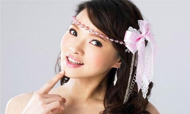 52岁的伊能静，经历失败婚姻后，跟年轻老公过成了人人羡慕的样子