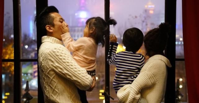 好父母！邓超孙俪工作完连夜回家陪孩子，被异性索要联系方式惹邓超吃醋紧盯