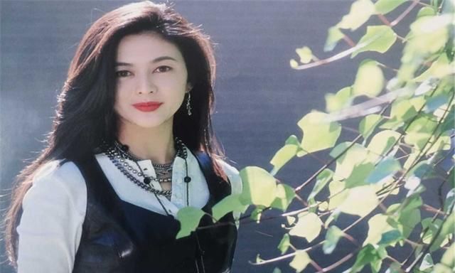 她出身演艺世家，从小就是美人胚子，可在爱情上经历了很多坎坷