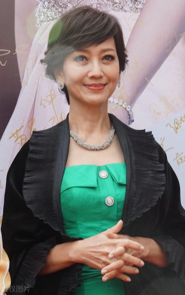 65岁赵雅芝真会穿，绿色长裙配黑色披肩雍容华贵，真是不老女神