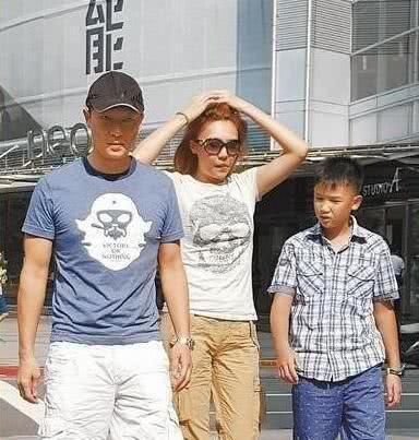 他是《哑巴新娘》里的男主，年过半百似小孩子，与儿子同框像兄弟