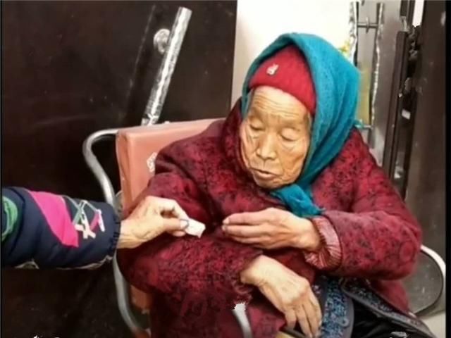 107岁妈妈参加完婚宴，给84岁女儿捎了一颗糖，网友：真幸福