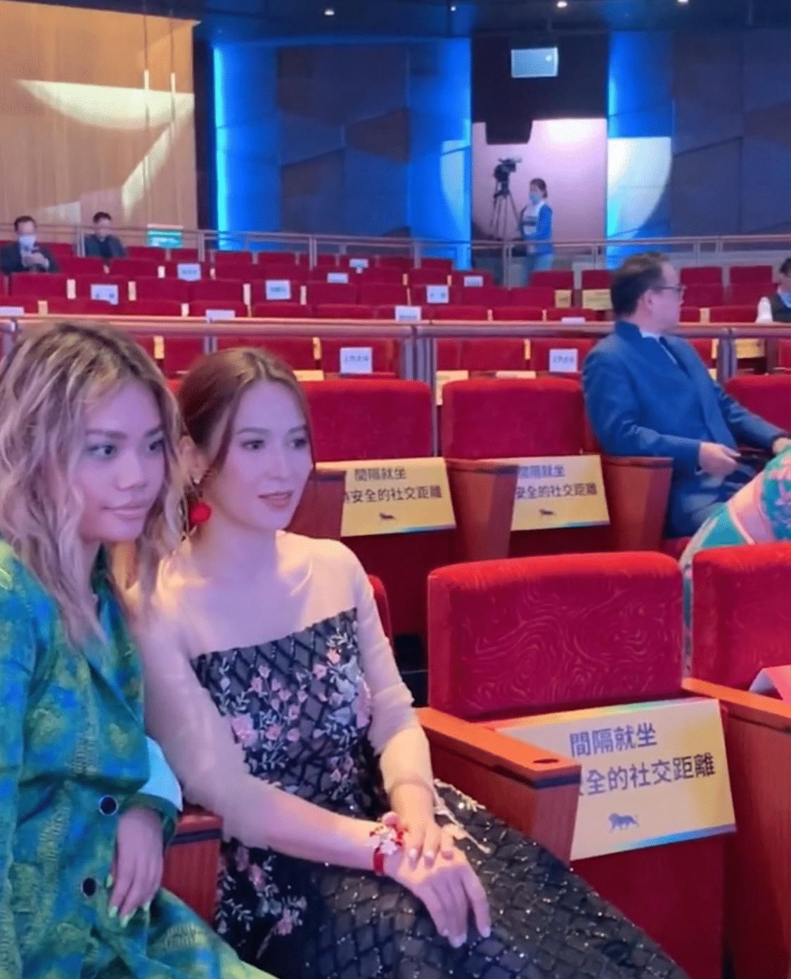 50岁梁琤罕现身，一袭长裙冻龄似少女，当年出道与朱茵属同级美女