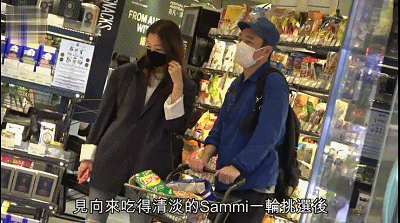 郑秀文许志安经历伤痛后更恩爱，甜蜜挽手逛超市，助男方走出爱犬离世阴霾
