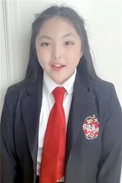 王诗龄11岁生日，穿校服出镜颜值变化大，李湘送出的礼物心意满满