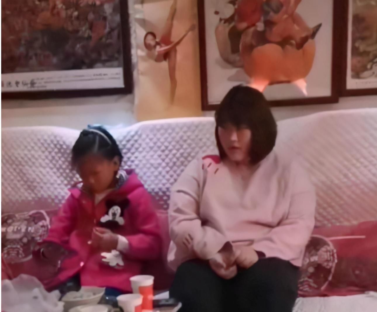 朱之文女儿认真打扮并不丑，千格鸟上衣配小黑裤，同框弟媳显高挑