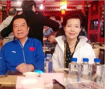 81岁李双江与54岁梦鸽近照曝光，李双江看起来比妻子还年轻