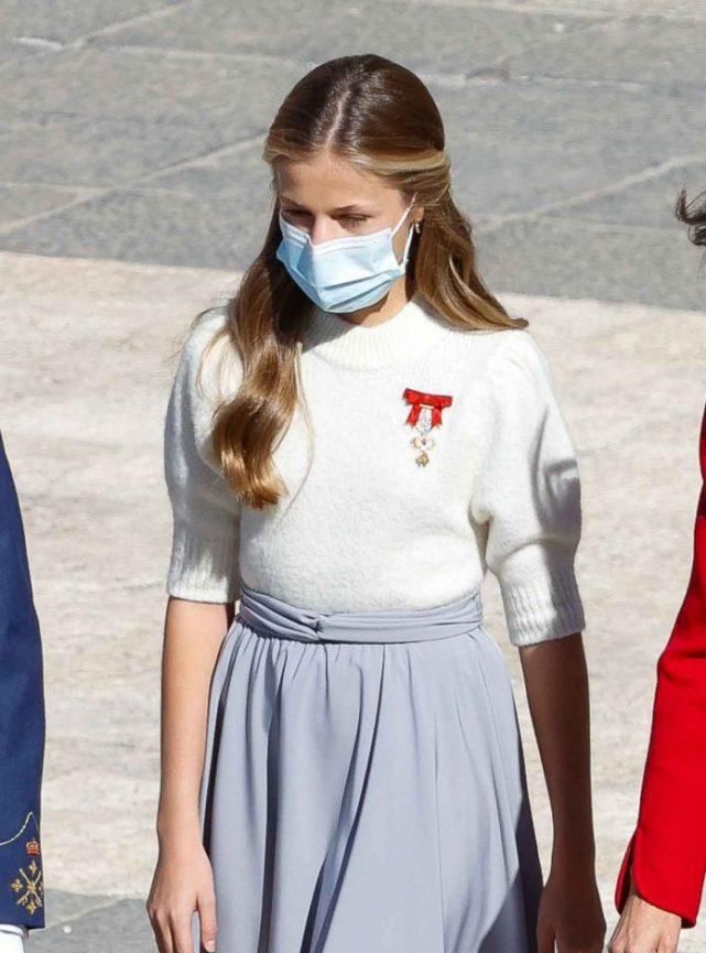 西班牙14岁大公主变优雅少女，金羊毛勋章醒目，与13岁妹妹距离拉大