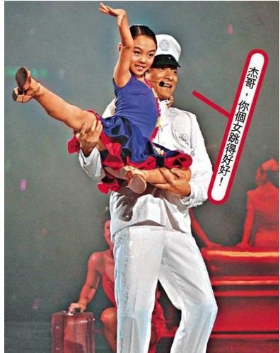 李连杰三女儿7岁为刘德华伴舞，8岁陪成龙走红毯，如今成这样