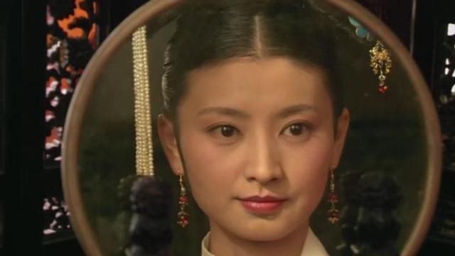 古装美人照镜子盘点，佟丽娅好似镜中仙，迪丽热巴不愧是盛世美颜
