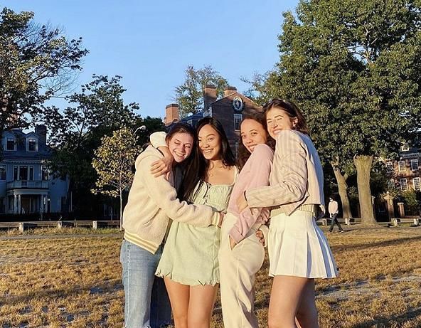 李连杰女儿陷三角恋?晒与同性亲密合影被疑官宣,对方遭好友质问