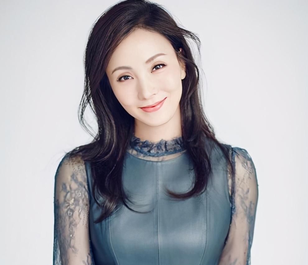 咏梅和陶虹罕见同框，一个自然衰老一个积极抗老，如今容貌大不同