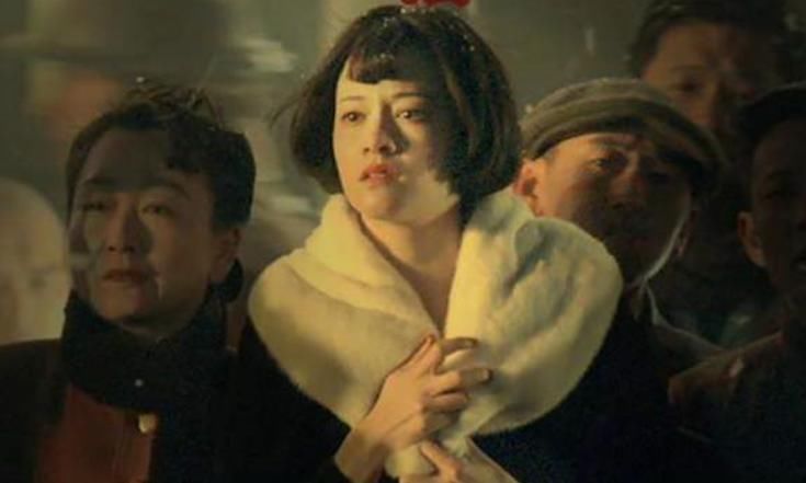 刚红就飘了？临时加价错失《战狼2》意外成就卢靖姗，主演《八佰》又引争议