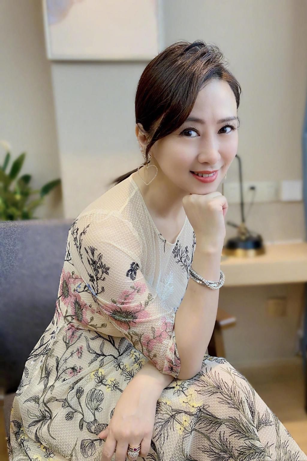 翁虹的美跨越了年龄，一袭网纱刺绣连衣裙，身材姣好不输过往