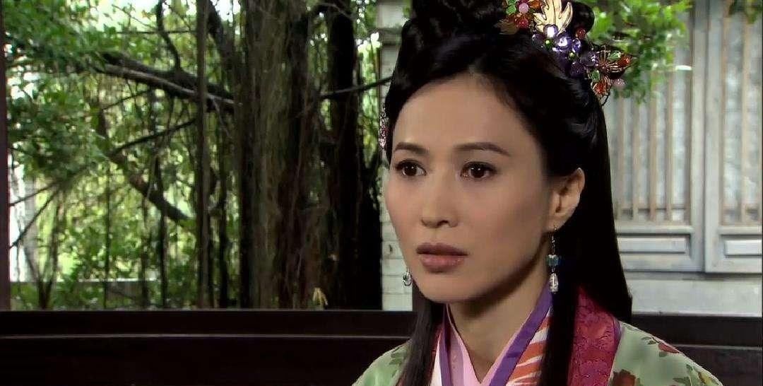 50岁梁琤罕现身，一袭长裙冻龄似少女，当年出道与朱茵属同级美女