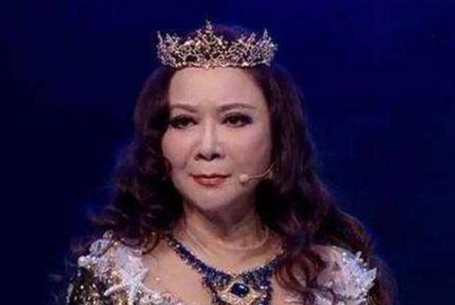 连登27年春晚的蔡明，从万人捧到万人踩背后，经历了什么