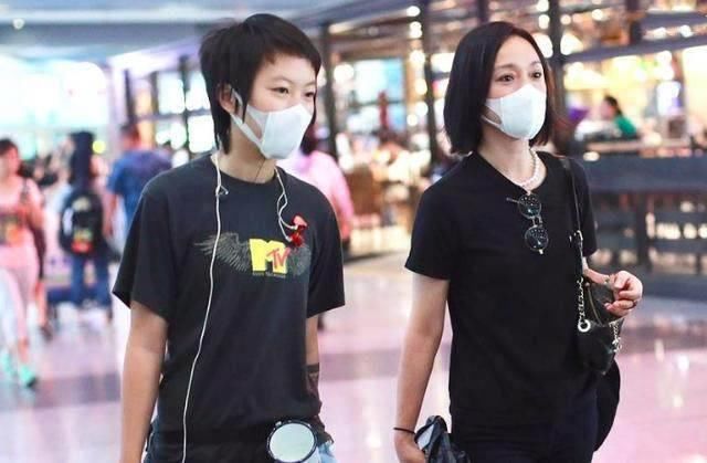 继光头发型之后,窦靖童又以另类发型亮相,还是天后家的闺女吗?