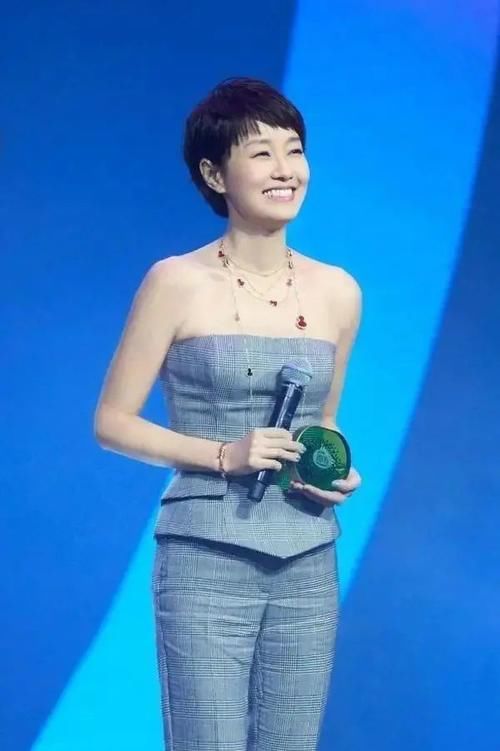 马伊琍赢得漂亮，穿格纹套装撞衫古力娜扎，大女人风范是关键