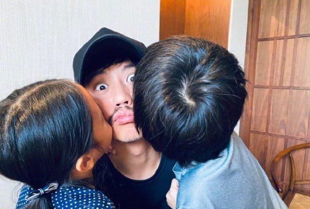 好父母！邓超孙俪工作完连夜回家陪孩子，被异性索要联系方式惹邓超吃醋紧盯