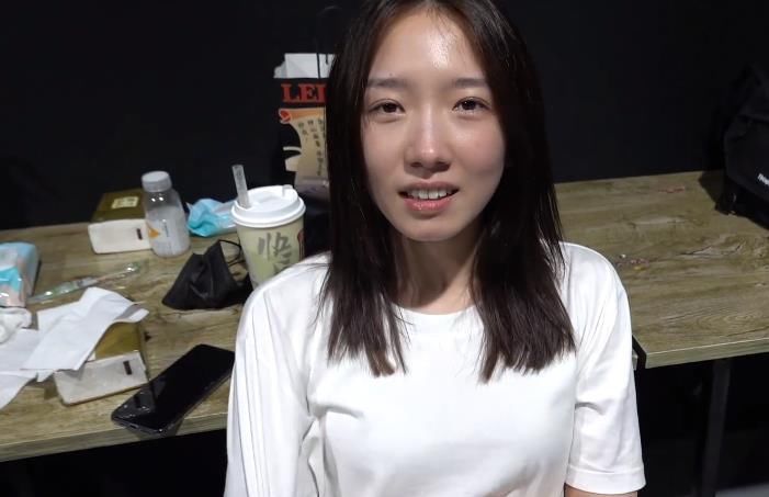 孟美岐彩排没化妆，头顶发量稀疏，助理镜头下，22岁纯素颜引热议