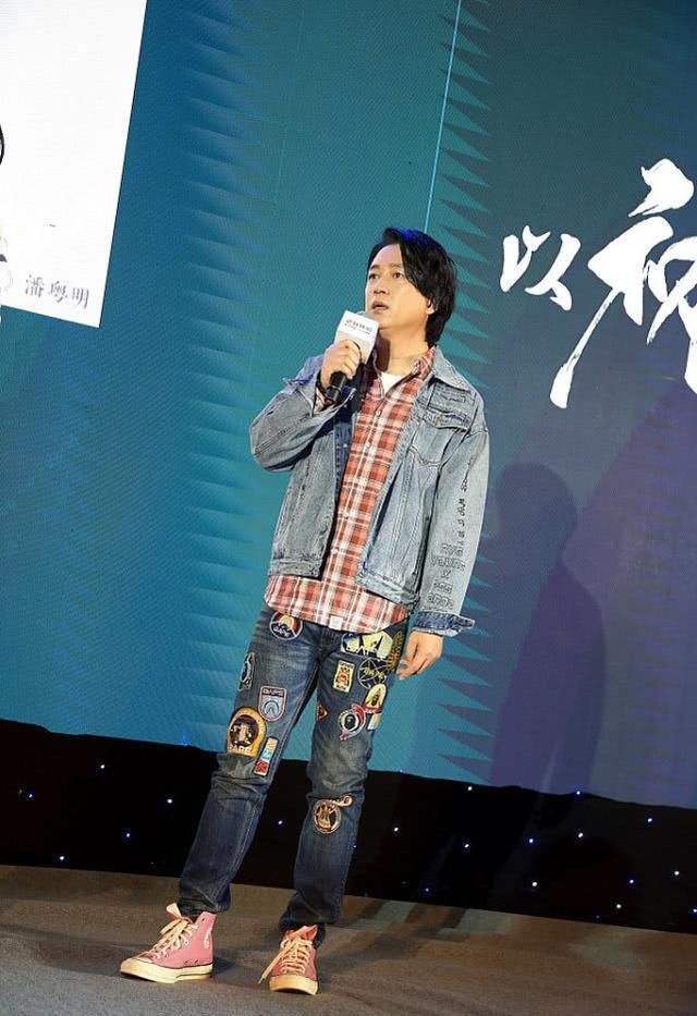 潘粤明变潘粤日月,穿格纹衬衫像理工科直男,看着好可爱