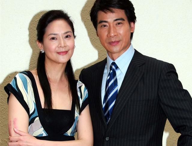 俞小凡夫妇秀恩爱，57岁翁家明满嘴胡渣略憔悴，曾2度背叛妻子