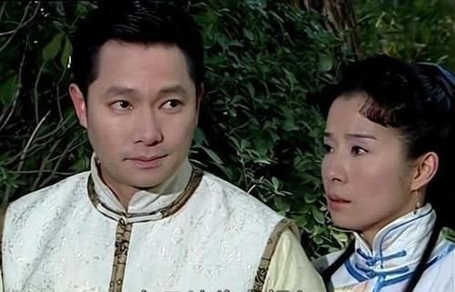 他是《哑巴新娘》里的男主，年过半百似小孩子，与儿子同框像兄弟