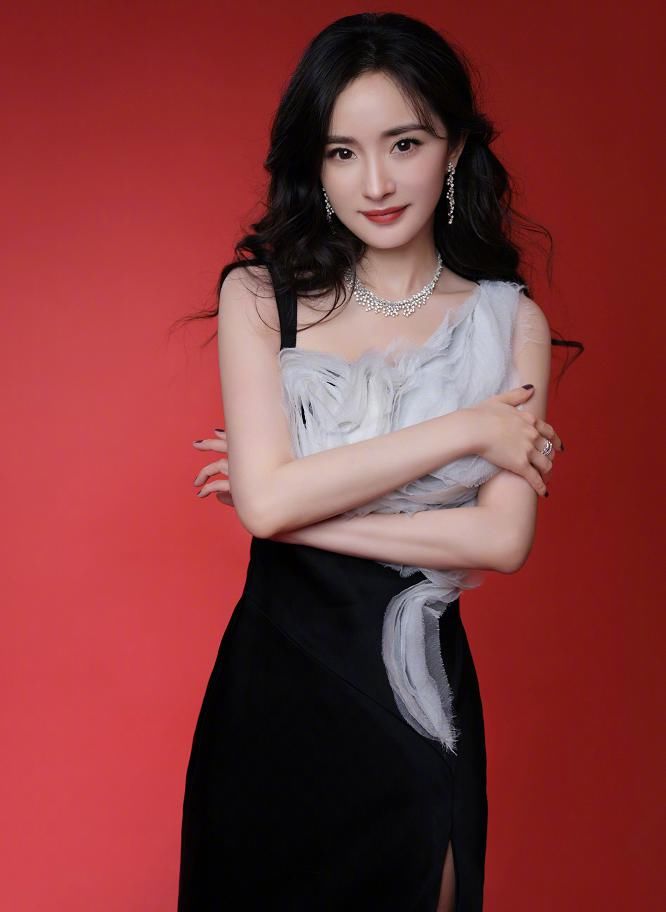 求求杨幂别卖少女人设了!未修生图流出,一脸愁容就是老阿姨