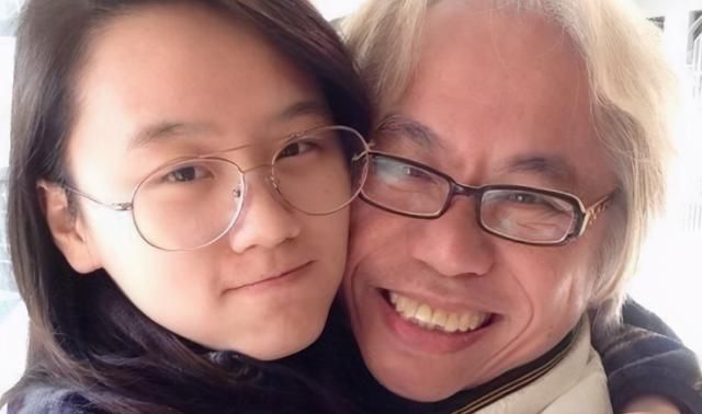 当年，17岁少女不惜和父母反目执意与57岁老头交往，现今如何