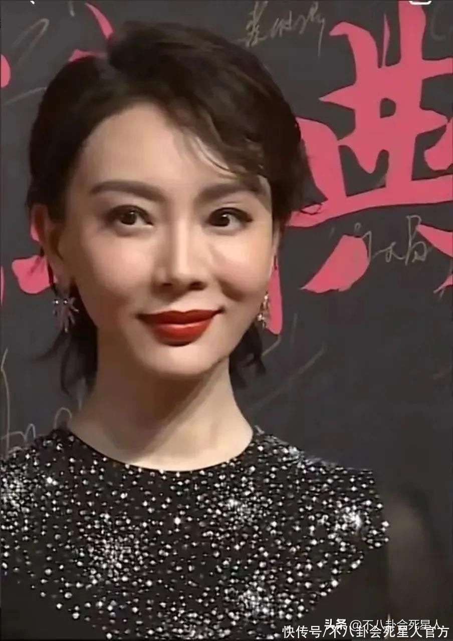 46岁陈数近照变样:满脸硅胶笑容僵硬,越来越像蔡明