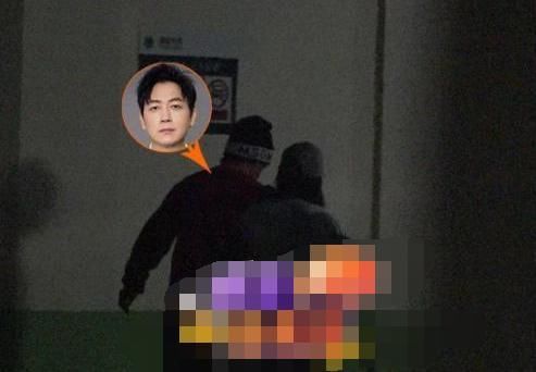 潘粤明难逃中年油腻？携小十岁绯闻女友现身，啤酒肚明显发际线堪忧