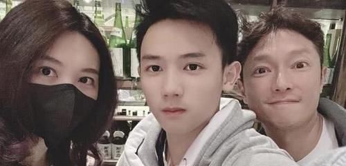 他是《哑巴新娘》里的男主，年过半百似小孩子，与儿子同框像兄弟