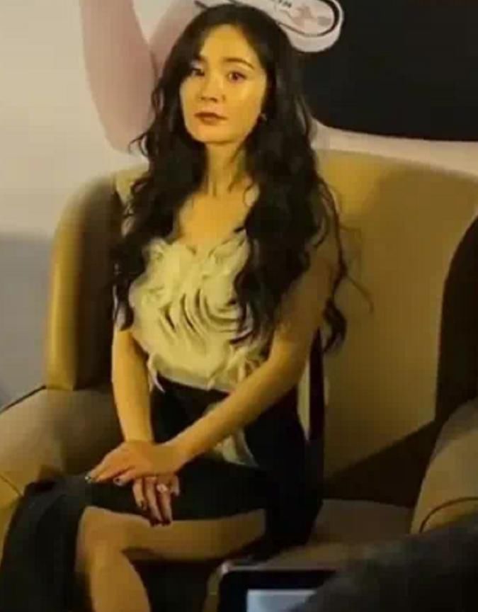 求求杨幂别卖少女人设了!未修生图流出,一脸愁容就是老阿姨