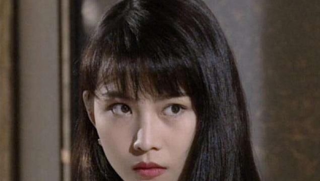 女星年轻时有多美？本以为蔡少芬够美丽了；没想到袁泉也如此动人