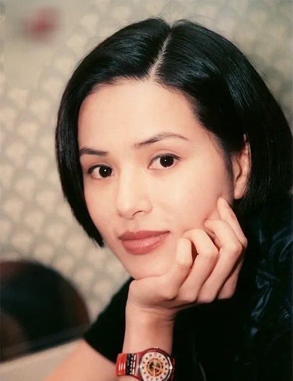 李若彤被富豪前夫辜负10年，54岁至今未嫁，今现状如何？