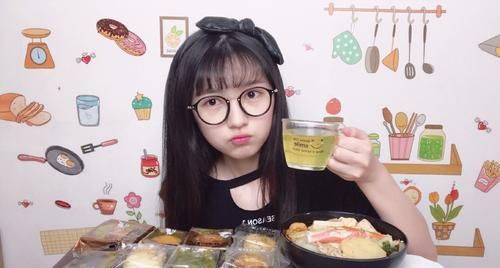 网红吃播有多假？龙虾是塑料，火锅底料是面包，甚至连人都是假的