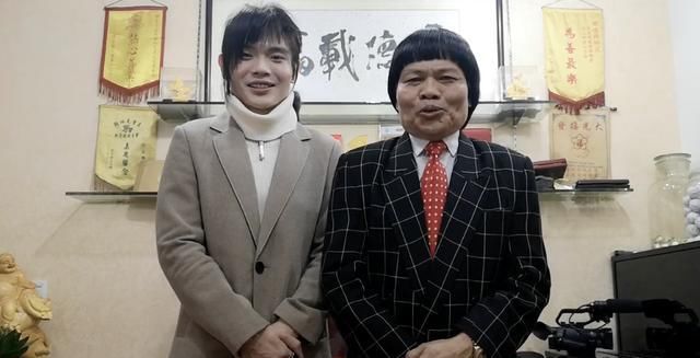 66岁绿叶八两金常驻内地转型做老板，携25岁儿子四处登台月入50万