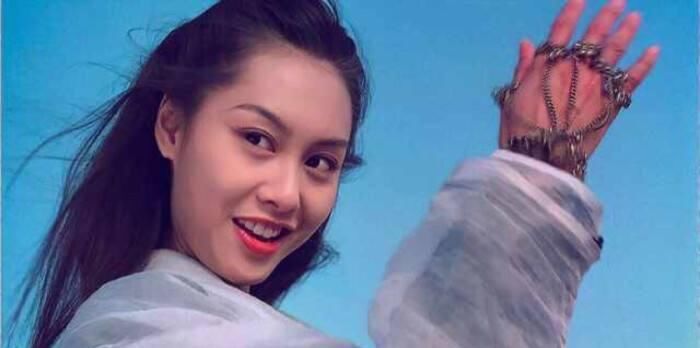 50岁梁琤罕现身，一袭长裙冻龄似少女，当年出道与朱茵属同级美女