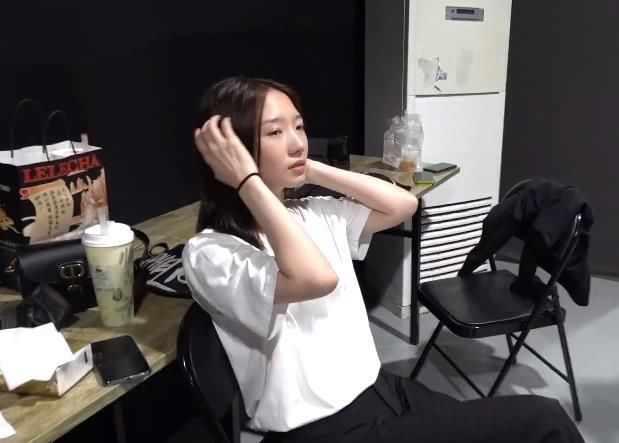 孟美岐彩排没化妆，头顶发量稀疏，助理镜头下，22岁纯素颜引热议